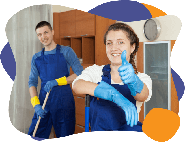 清洁工人在工作中玩得很开心，并在除霉过程中对他们的清洁装备竖起大拇指